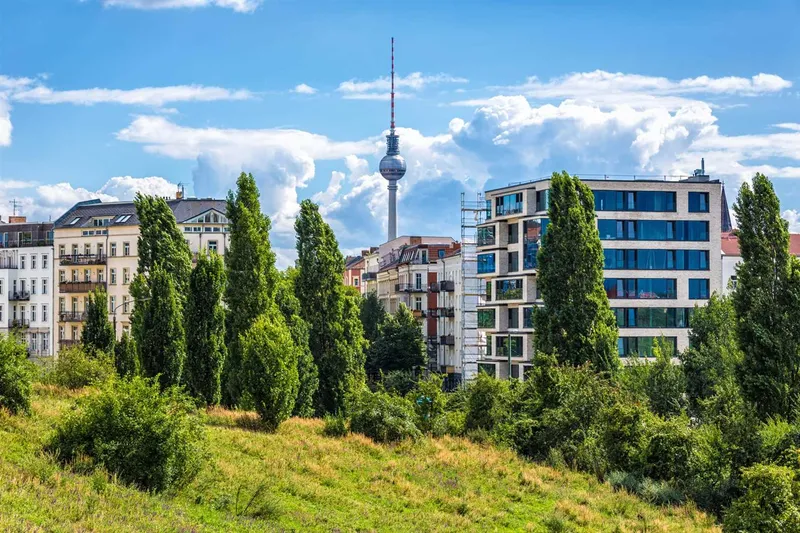 Modernes Wohnen am Mauerpark – attraktive 2-Zimmer mit Loggia — photo 1